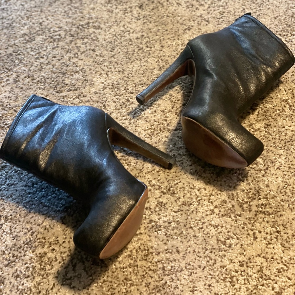 BCBGeneration black leather size 7 booties